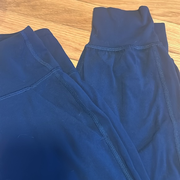 Lululemon pants with pockets - navy blue, never worn - size 4 - Picture 3 of 3